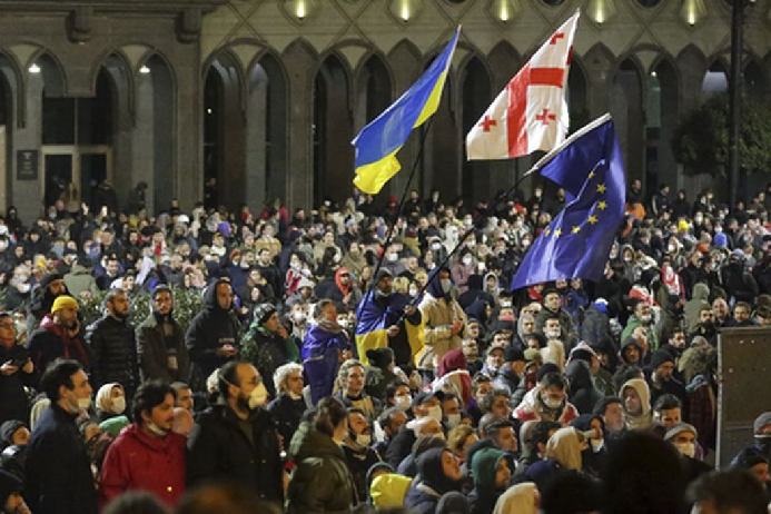 Акция протеста против закона об «иноагентах» у здания парламента Грузии на проспекте Руставели в Тбилиси. Фото Zurab Tsertsvadze/AP Photo/Scanpix/LETA