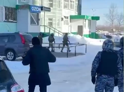 Полиция возле жилого дома в Нижневартовске, в котором мужчина открыл стрельбу с балкона. Кадр видео, опубликованного в телеграм-канале "Коммерсанта"