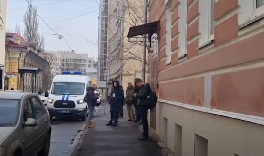 Полицейский автомобиль возле здания офиса "Мемориала" в Москве 21.03.2023. Кадр из видео, опубликованного в телеграм-канале SOTA