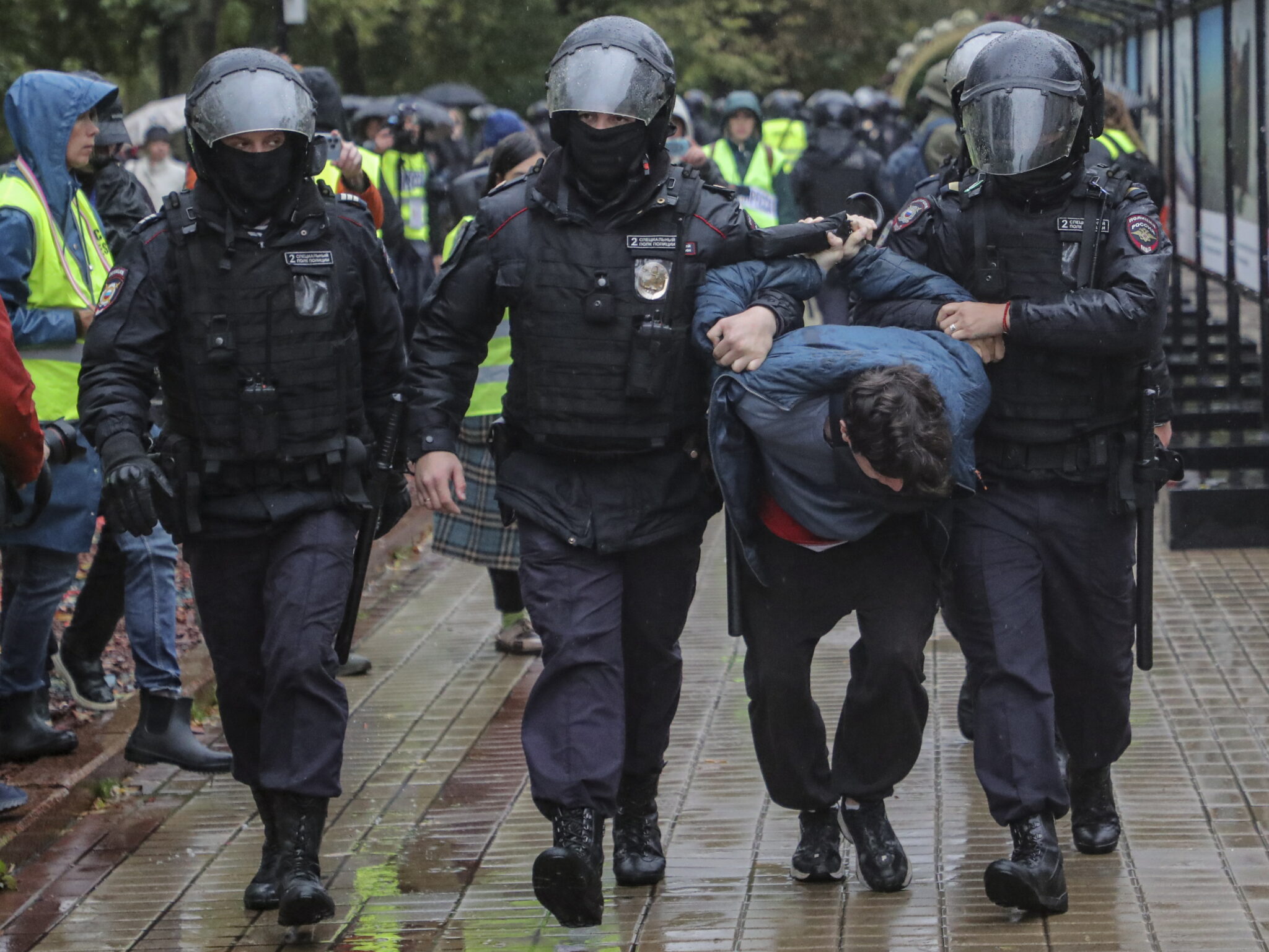 Фото для иллюстрации. Полиция задерживает участника протеста против мобилизации в РФ. Фото EPA/MAXIM SHIPENKOV