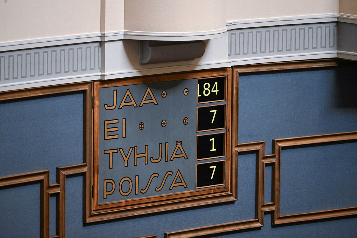 Результаты голосования о вступлении Финляндии в НАТО на пленарном заседании парламента в Хельсинки 1 марта 2023 года. Фото KIMMO BRANDT/EPA/Scanpix/LETA