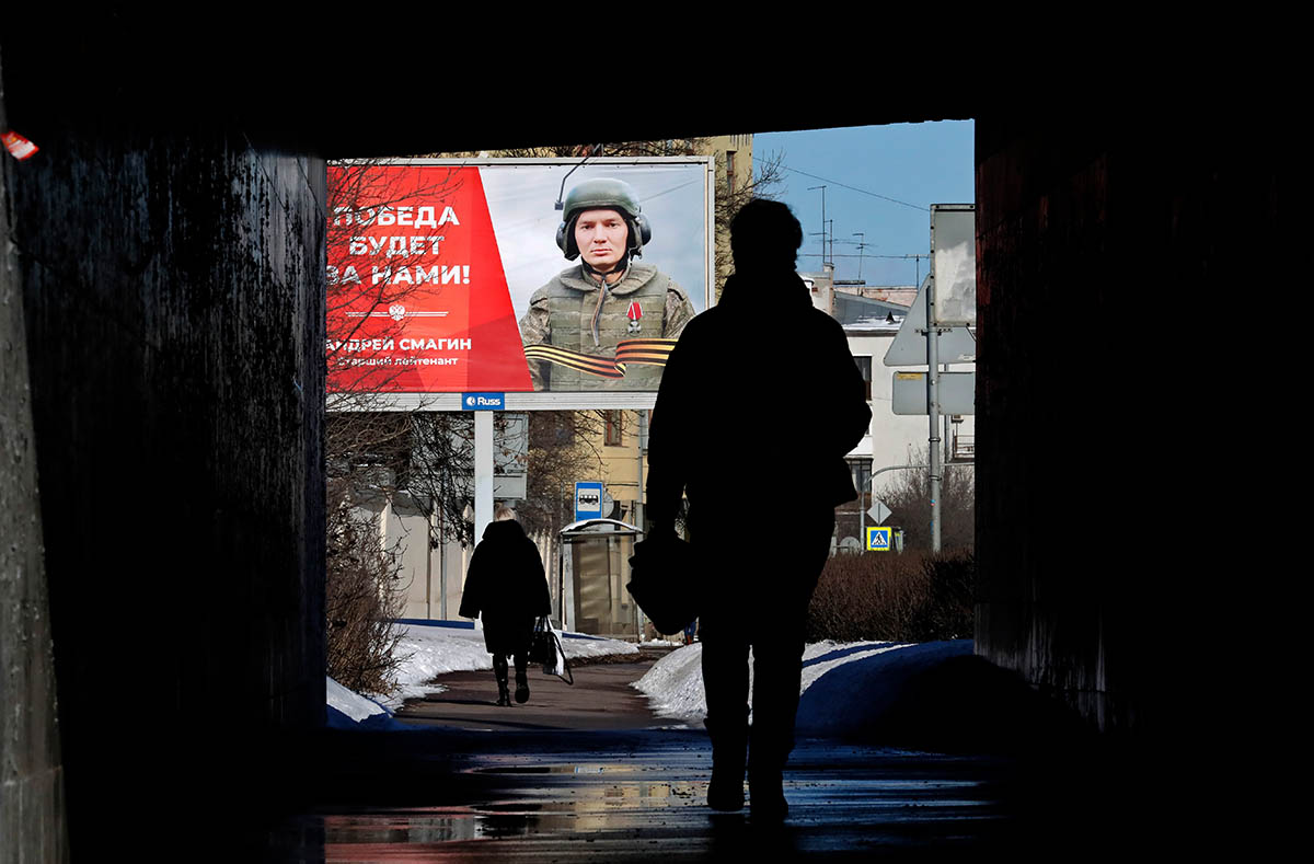 Рекламный щит с изображением солдата и лозунгом «Победа будет за нами» в Санкт-Петербурге, Россия. Фото ANATOLY MALTSEV/EPA/Scanpix/LETA