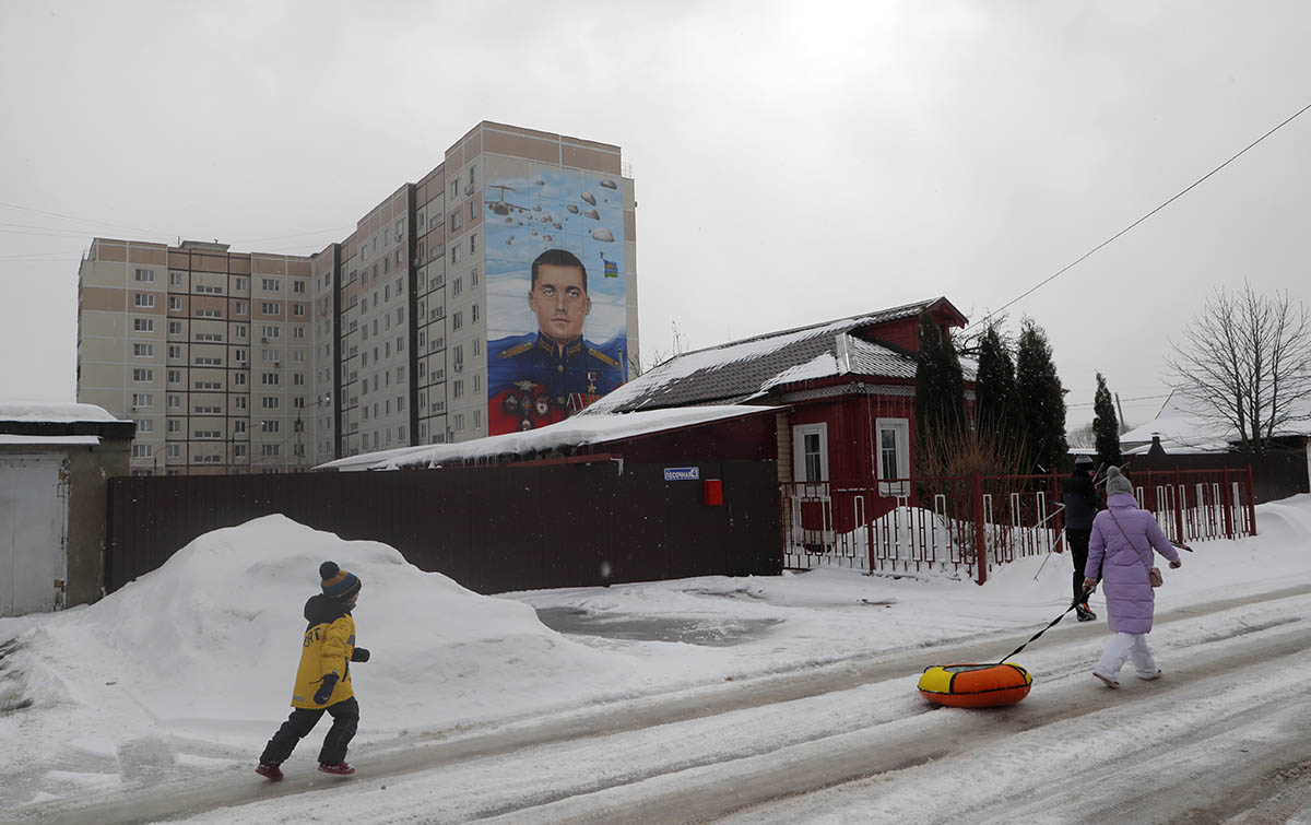 Изображение российского солдата на стене жилого дома в городе Орехово-Зуево, Московская область. Фото MAXIM SHIPENKOV/EPA/Scanpix/LETA