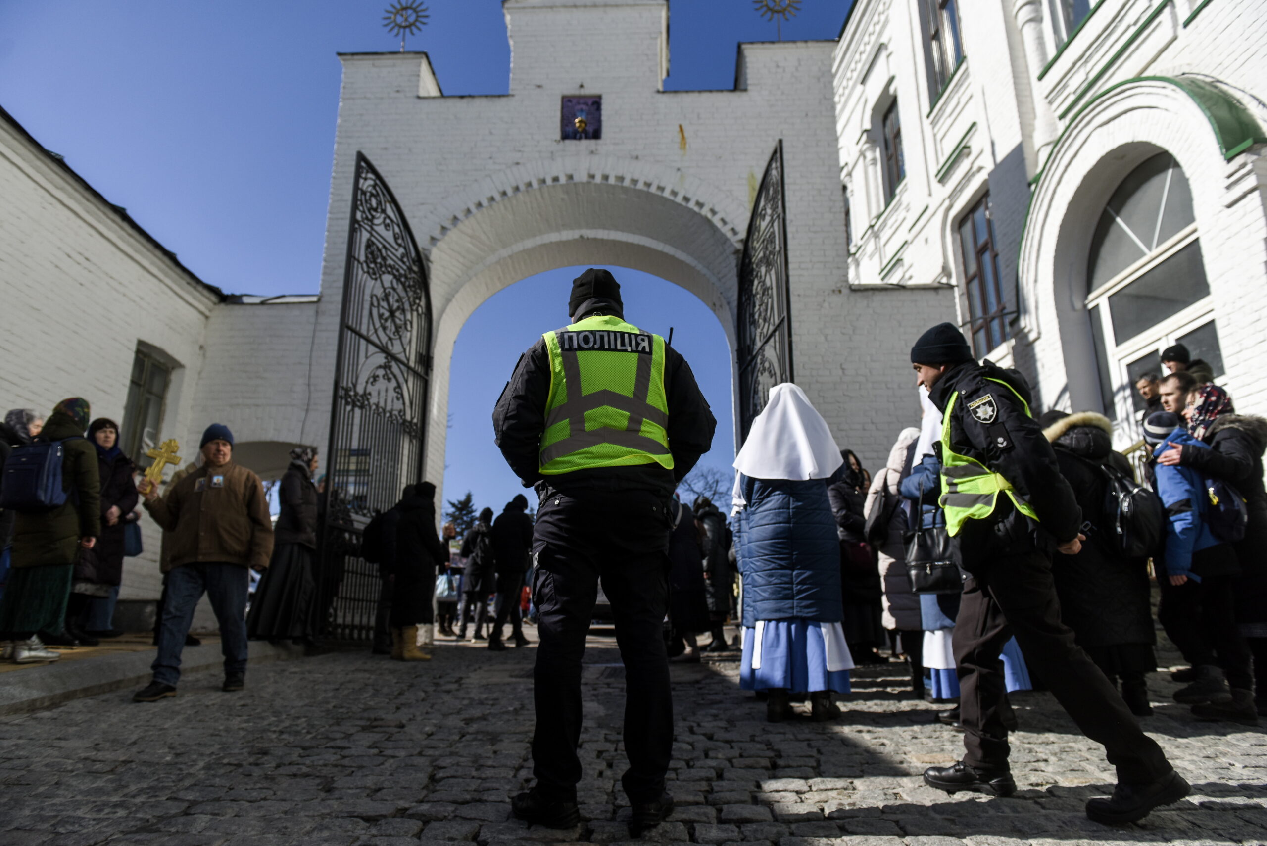 Полиция 30 марта в Киево-Печерской лавре. Фото EPA/Oleg Petrasyuk/Scanpix/LETA.