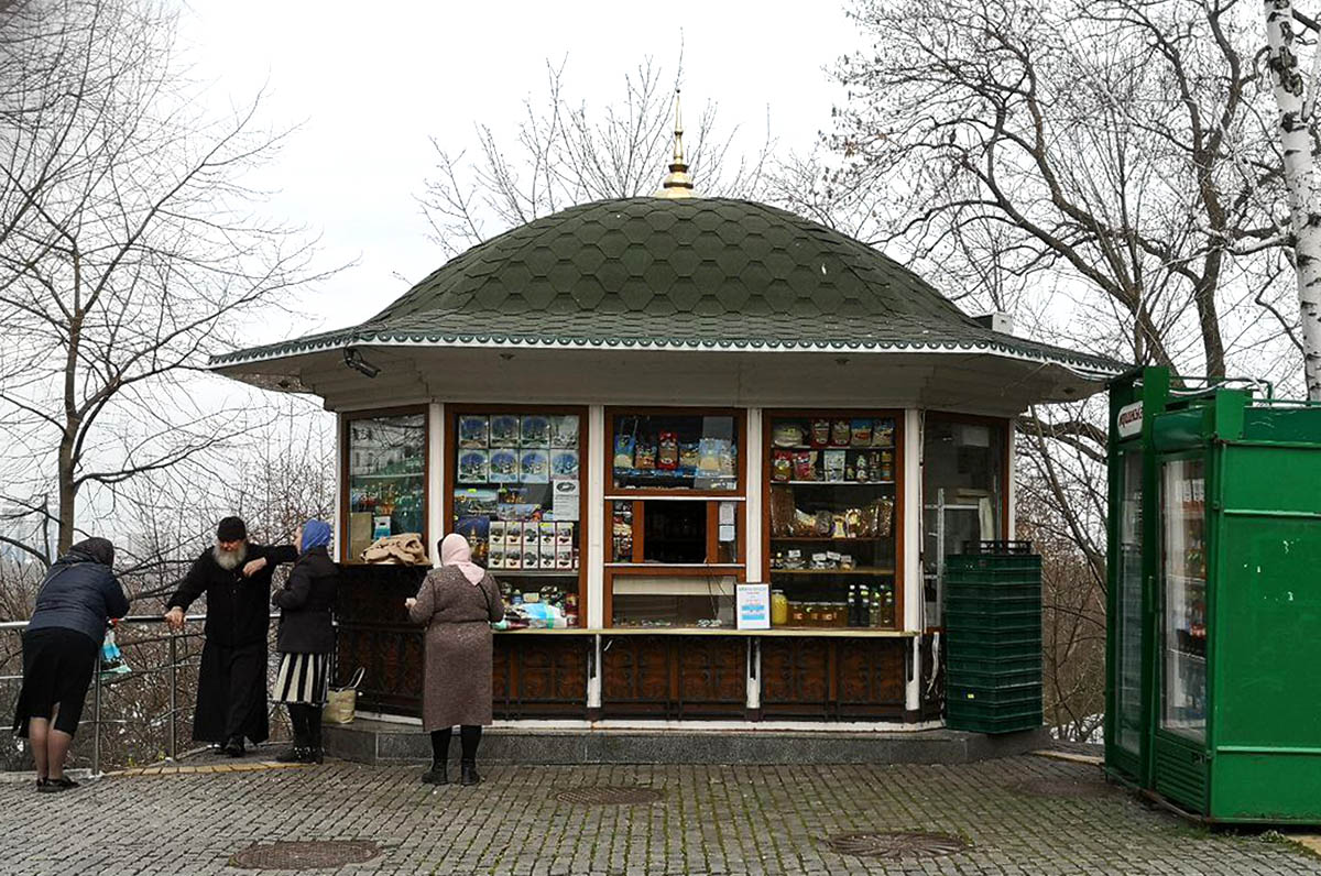 Киоск, в котором продавщица сказала, что не будет работать в Лавре, если монахов выгонят. Фото Виталий Киричевский для SpektrPress