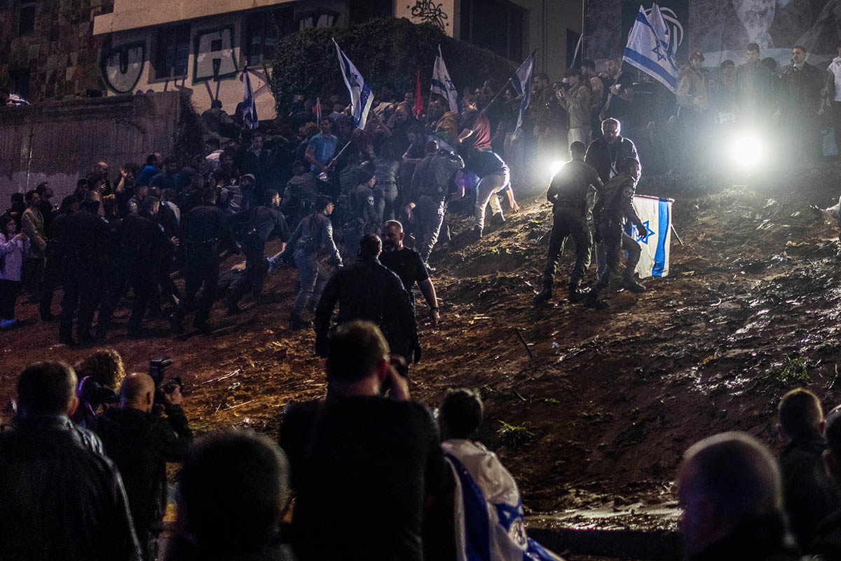 Израильская полиция разгоняет массовую антиправительственную акцию протеста, 27 марта 2023 года. Тель-Авив, Израиль. Фото Ilia Yefimovich/dpa/Scanpix/LETA
