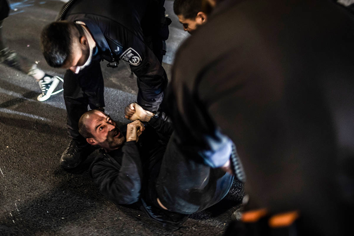 Израильская полиция арестовывает протестующего во время массовой антиправительственной акции протеста, 27 марта 2023 года. Тель-Авив, Израиль. Фото Ilia Yefimovich/dpa/Scanpix/LETA