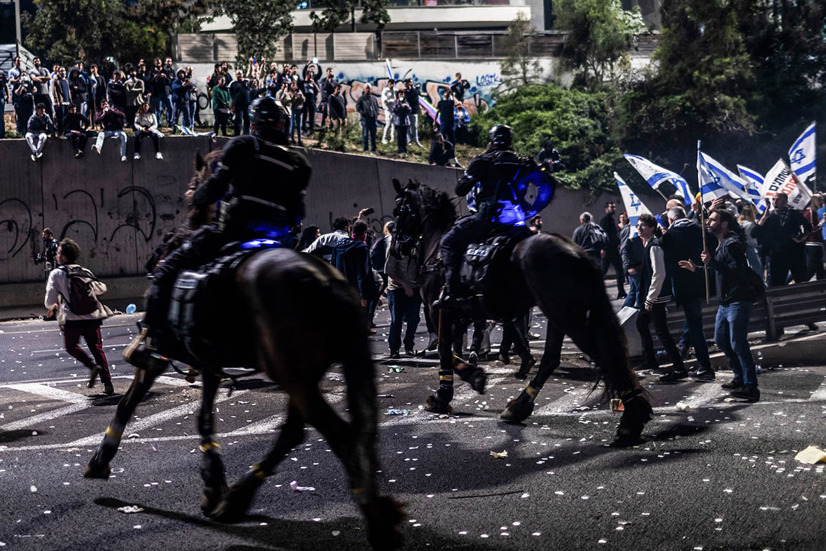 Израильская конная полиция разгоняет массовую антиправительственную акцию протеста,, 27 марта 2023 года. Тель-Авив, Израиль. Фото Ilia Yefimovich/dpa/Scanpix/LETA