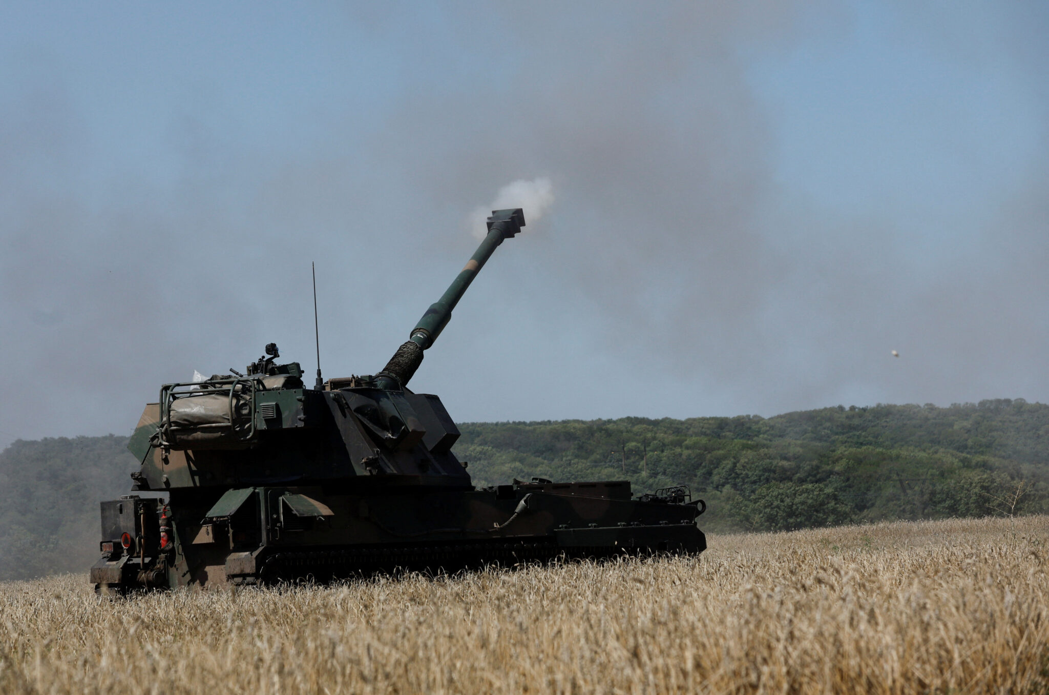 Украинские военные ведут огонь из самоходной гаубицы Krab. Фото REUTERS/Ammar Awad/Scanpix/LETA.