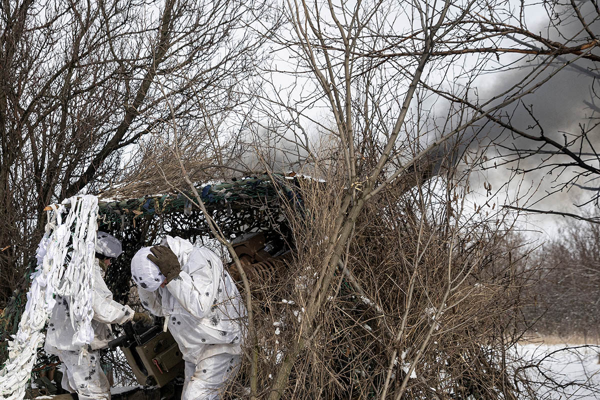 Украинская армия ведет огонь из гаубицы M119 недалеко от Бахмута, в Донецкой области, Украина, 16 февраля 2023 года. Фото Marko Djurica/REUTERS/Scanpix/LETA