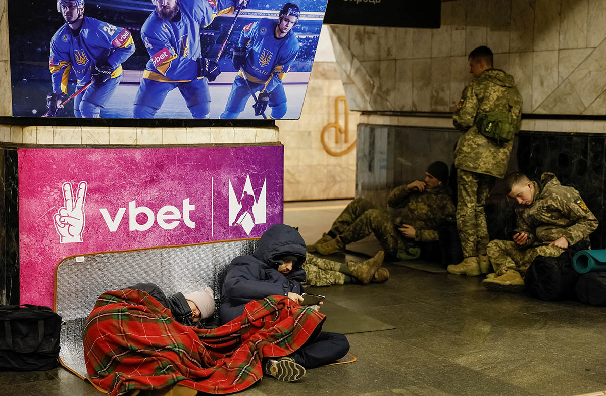 Люди укрываются внутри станции метро в Киеве. 9 марта 2023 года. Фото Alina Yarysh/REUTERS/Scanpix/LETA