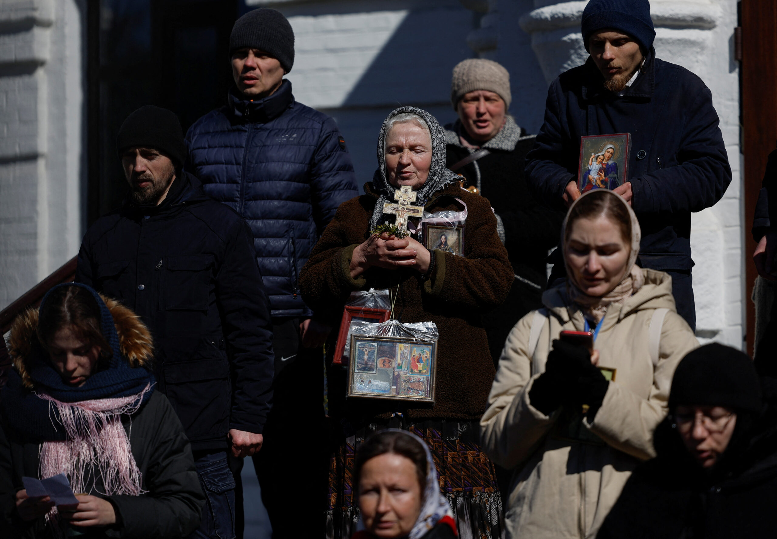 Верующие 30 марта в Киево-Печерской лавре. Фото REUTERS/Valentyn Ogirenko/Scanpix/LETA.
