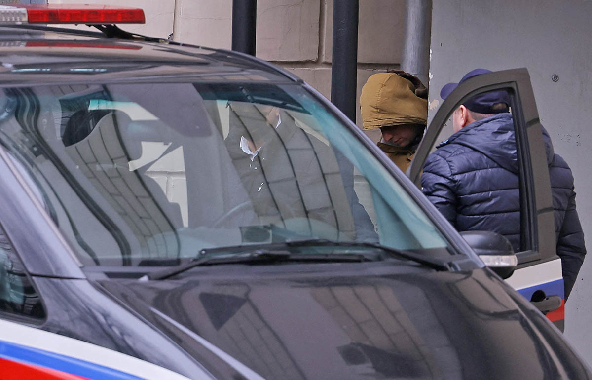 Эван Гершкович выходит из здания суда в Москве, Россия, 30 марта 2023 года. Фото Evgenia Novozhenina/REUTERS/Scanpix/LETA