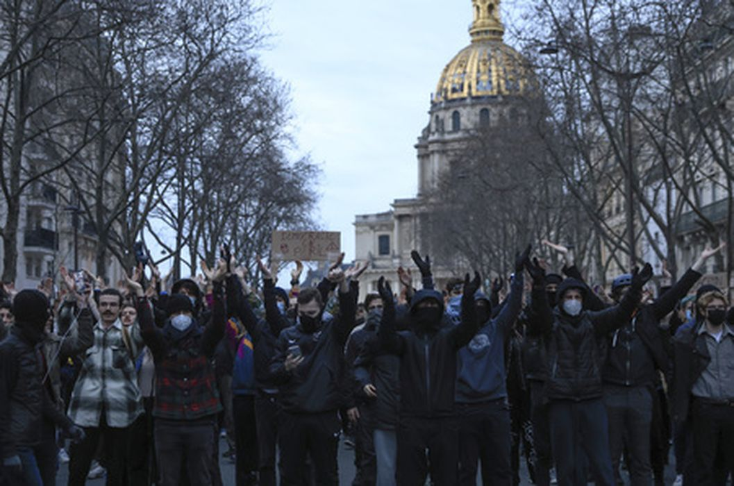 Протесты против пенсионной реформы в Париже. Фото Lewis Joly/AP Photo/Scanpix/LETA