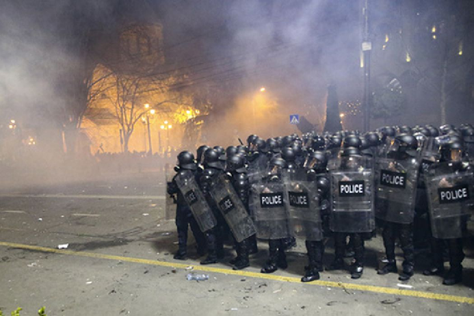 Полицейский спецназ на проспекте Руставели. Фото Зураб Цертсвадзе/AP Photo/Scanpics/LETA