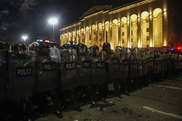 Полицейский спецназ у здания парламента Грузии. Фото Зураб Курцикидзе/EPA/Scanpix/LETA