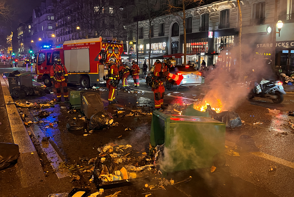 Пожарные тушат горящий мусор на улицах Парижа во время протестов против пенсионной реформы. Фото Bart Biesemans/Reuters/Scanpix/LETA
