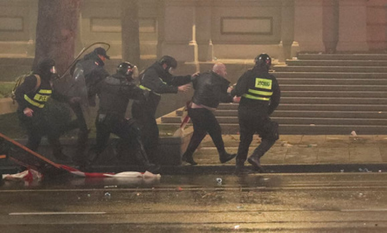 Полиция задерживает демонстранта. Фото Ираклий Геденидзе/Reuters/Scanpix/LETA