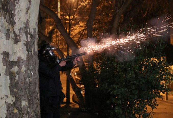 Полицейский стреляет светошумовой гранатой из подствольного гранатомета. Фото Ираклий Геденидзе/Reuters/Scanpix/LETA