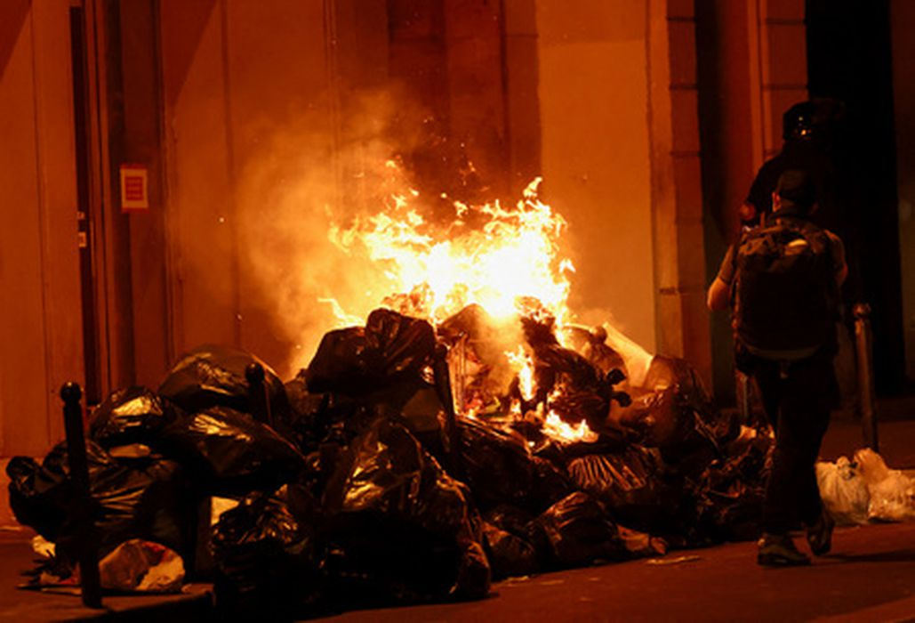 Протестующие сооружали баррикады из мусорных баков, а также поджигали их и кучи мусора на улицах. Фото Yves Herman/Reuters/Scanpix/LETA