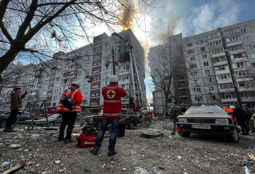 Последствия попадания российской ракеты в жилой дом в Запорожье. Фото Sergiy Chalyi/Reuters/Scanpix/LETA