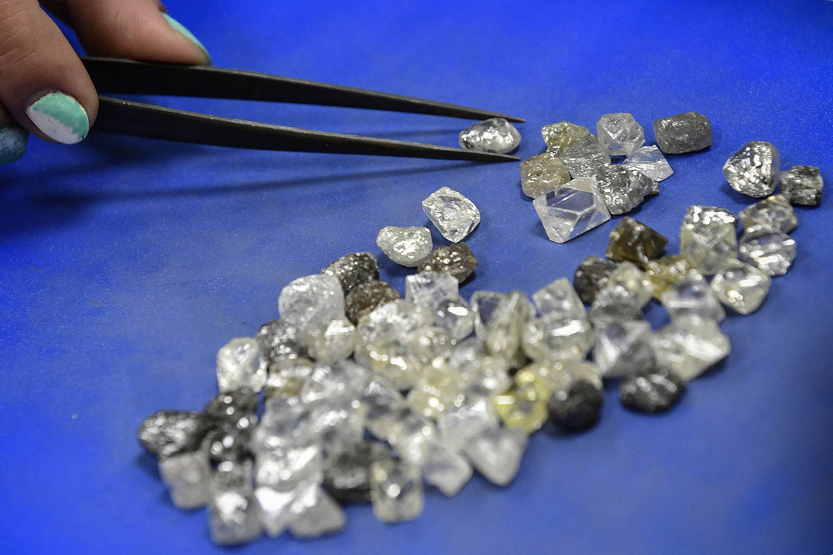 Необработанные алмазы в Центре сортировки алмазов Алроса в городе Мирный. Фото Alexander NEMENOV/AF/Scanpix/LETA