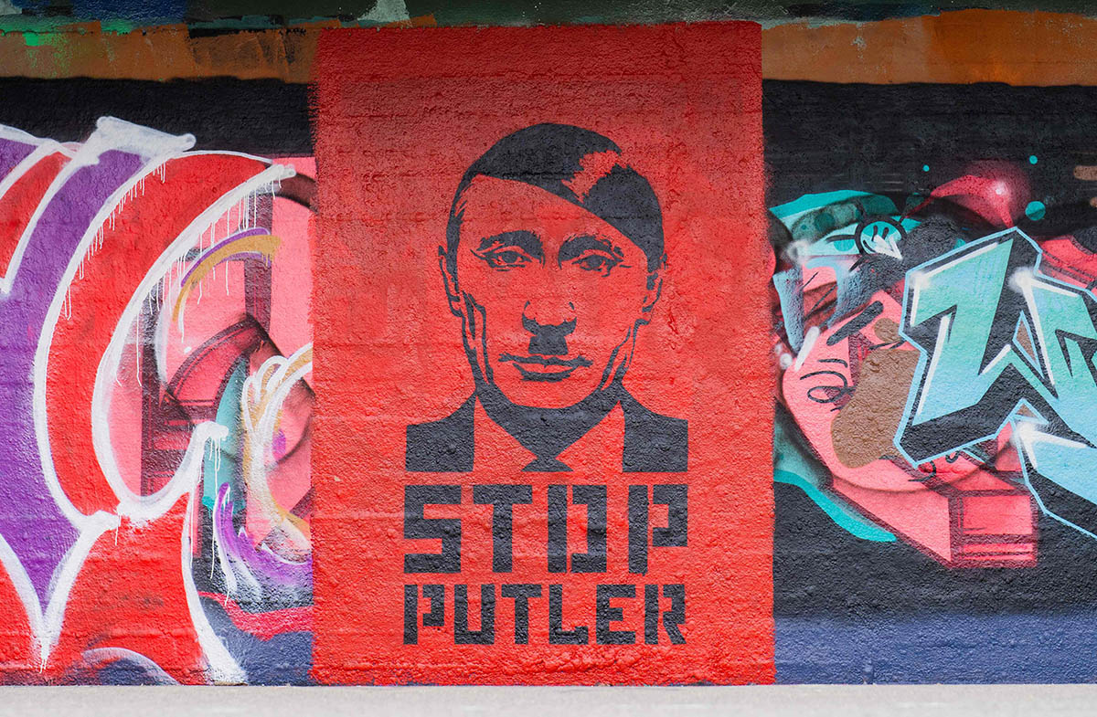 Граффити с надписью «Стоп Путлер» (Путин+Гитлер) в Вене. Фото GEORG HOCHMUTH/APA/AFP/Scanpix/LETA