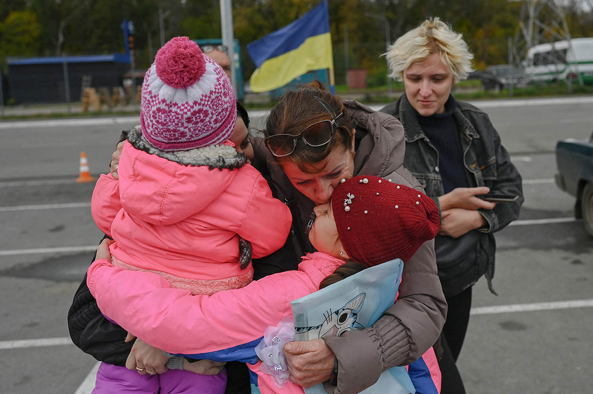 Встреча родственников покинувших оккупированную Россией территорию Херсона, Запорожье. Фото BULENT KILIC/AFP/Scanpix/Leta