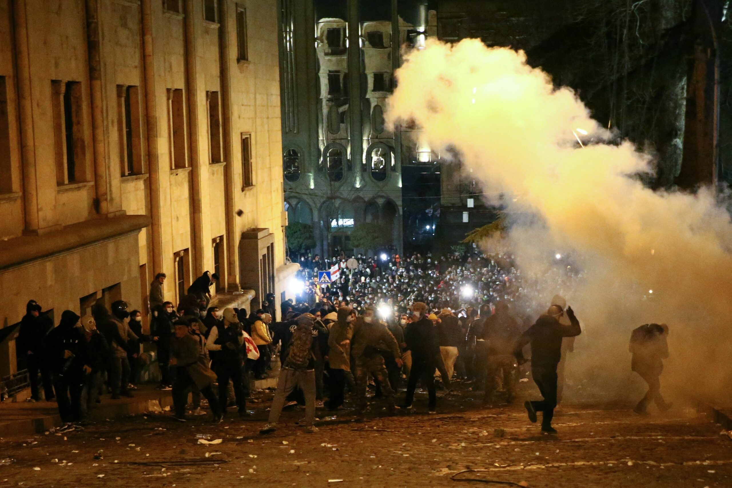 Столкновения протестующих с полицией по охране общественного порядка возле парламента Грузии в Тбилиси. Фото Фото STRINGER/AFP/Scanpix/LETA.