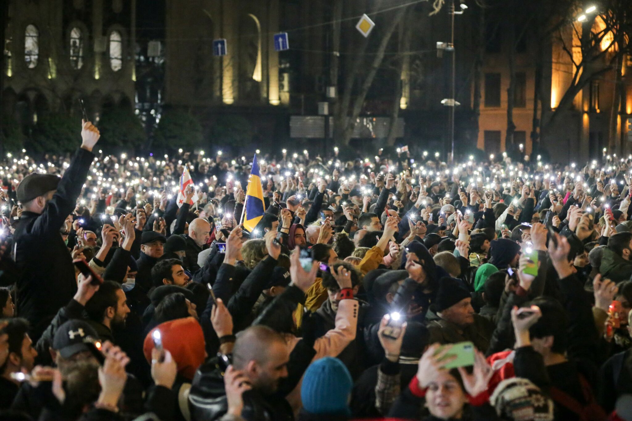 Протестующие размахивают фонариками мобильных телефонов во время демонстрации перед зданием парламента Грузии в Тбилиси, 7 марта 2023 года. Фото  Зураб Церцвадзе / AFP / Scanpix / LETA.