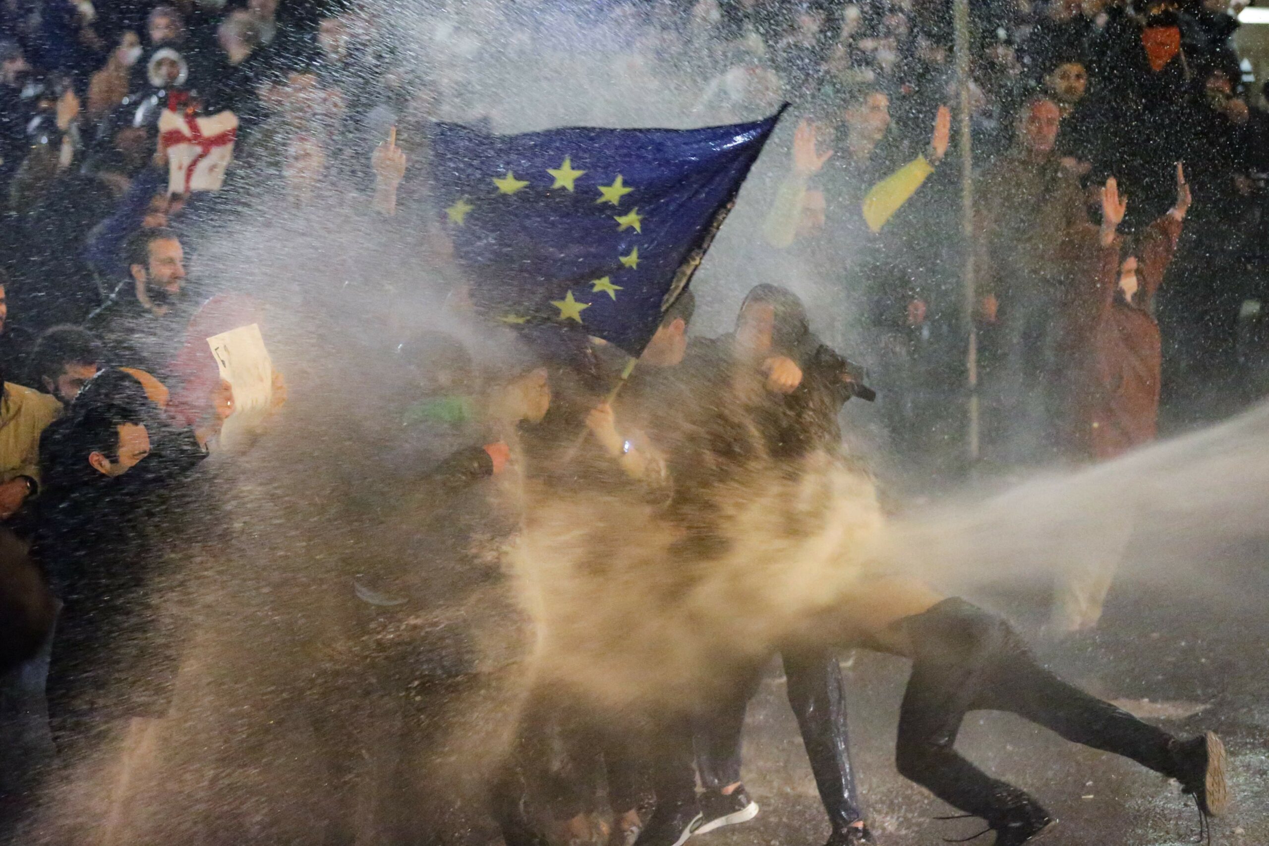 Протестующих разгоняют с помощью водомета во время столкновений с полицией возле парламента Грузии в Тбилиси. Фото Зураб Церцвадзе/AFP/Scanpix/LETA.