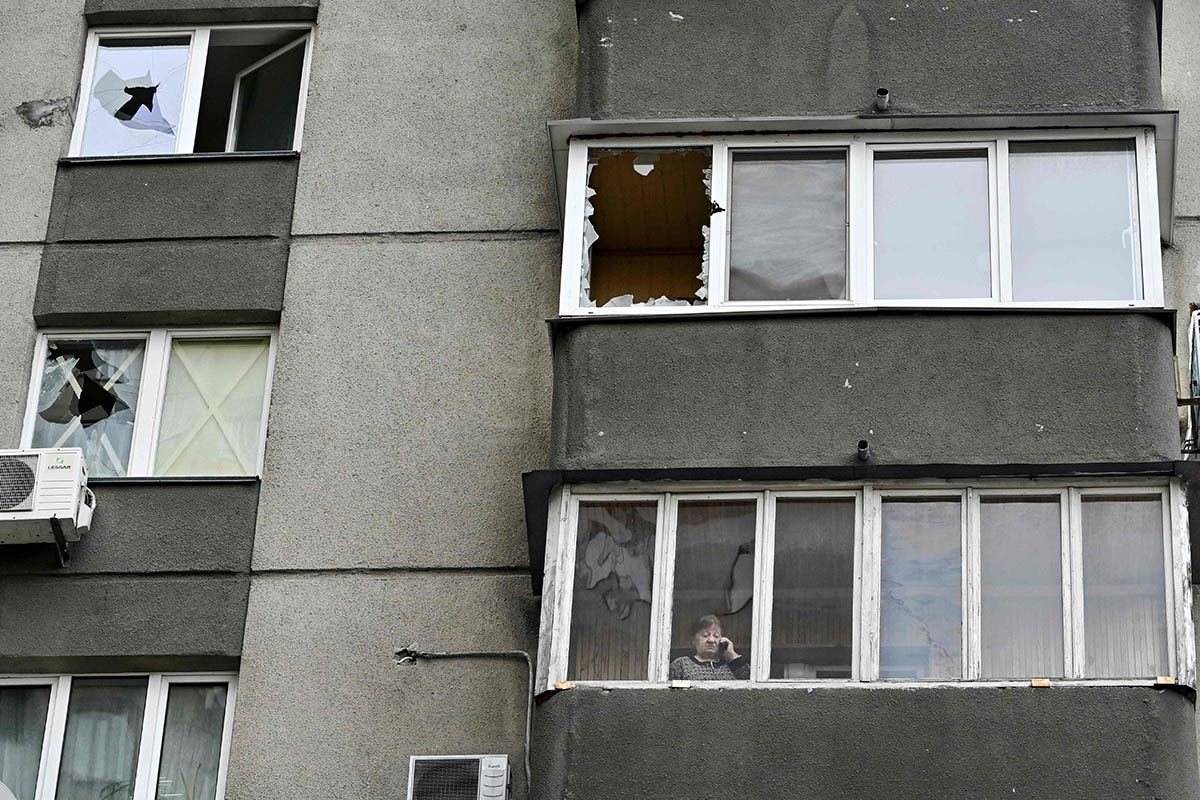 Многоэтажный жилой дом с поврежденными окнами рядом с местом падения осколков российской ракеты, Киев. 9 марта 2023 года. Фото Genya SAVILOV/AFP/Scanpix/LETA