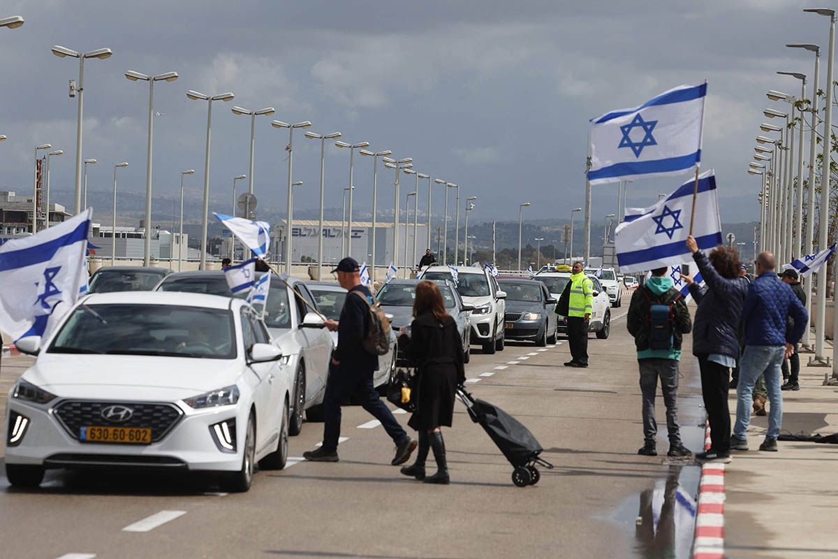 Антиправительственная акция возле аэропорта Бен-Гурион, Тель-Авив. Фото AHMAD GHARABLI/AFP/Scanpix/LETA