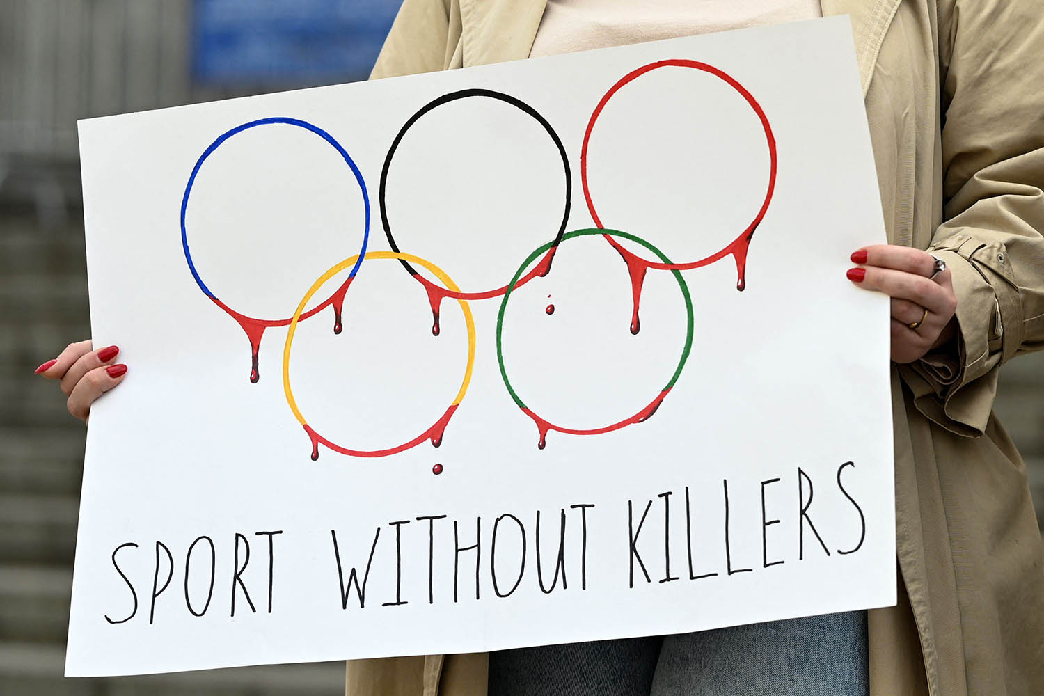 Плакат на митинге против участия России и Беларуси в Олимпийских играх 2024 года. Тбилиси, Грузия. Фото Vano SHLAMOV/AFP/Scanpix/LETA