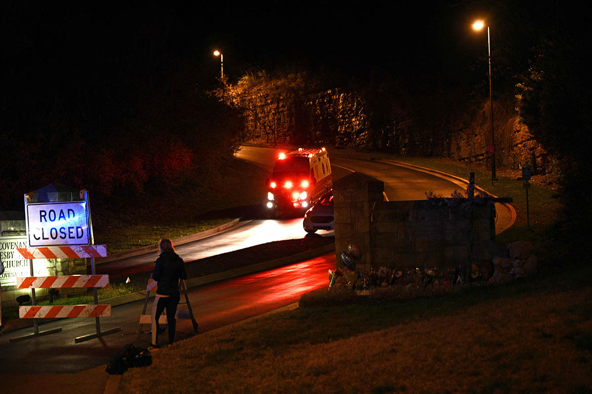 Машина скорой помощи проезжает мимо импровизированного мемориала жертвам стрельбы в Нэшвилле. Фото Brendan SMIALOWSKI/AFP/Scanpix/LETA