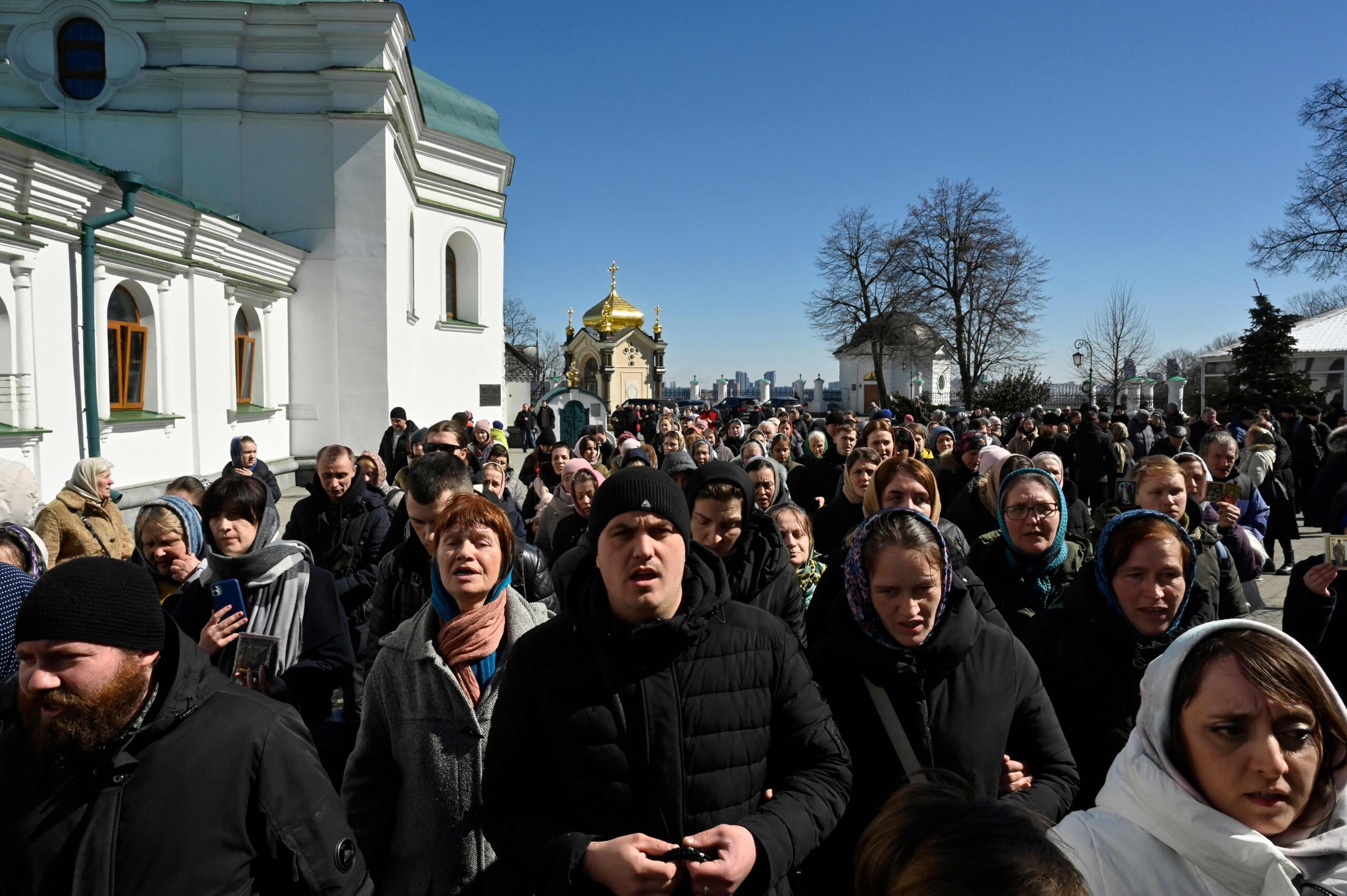 Верующие 30 марта в Киево-Печерской лавре. Фото SERGEI CHUZAVKOV / AFP/Scanpix/LETA.