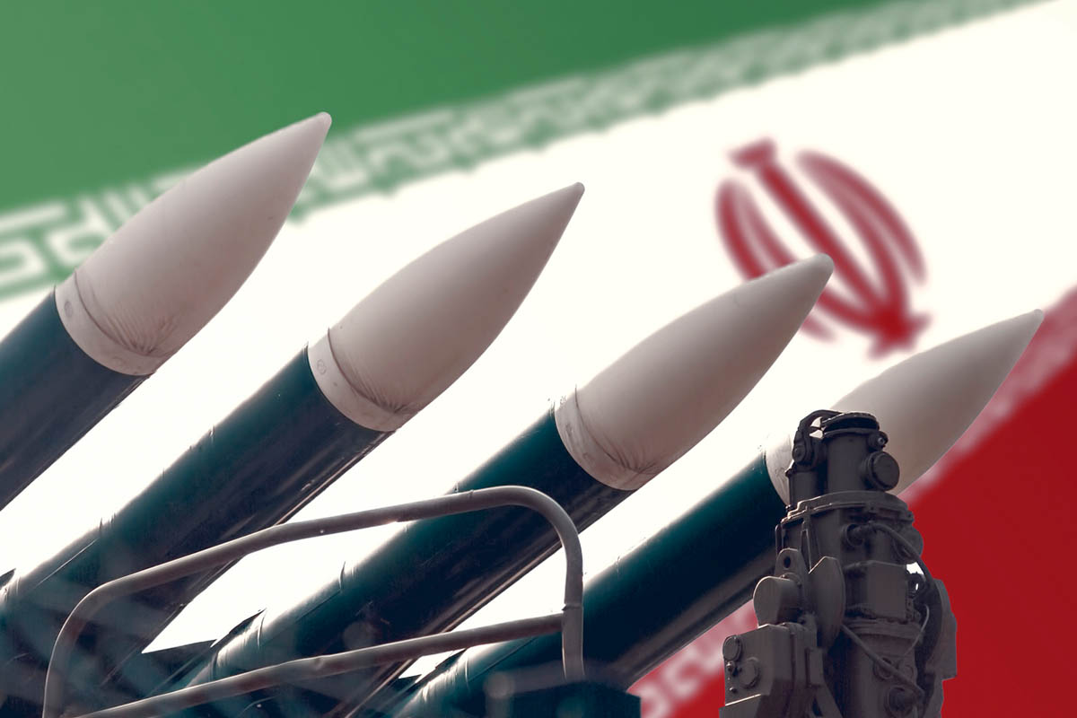 Ракеты на фоне флага Ирана. Фото shellexx по лицензии Istockphoto