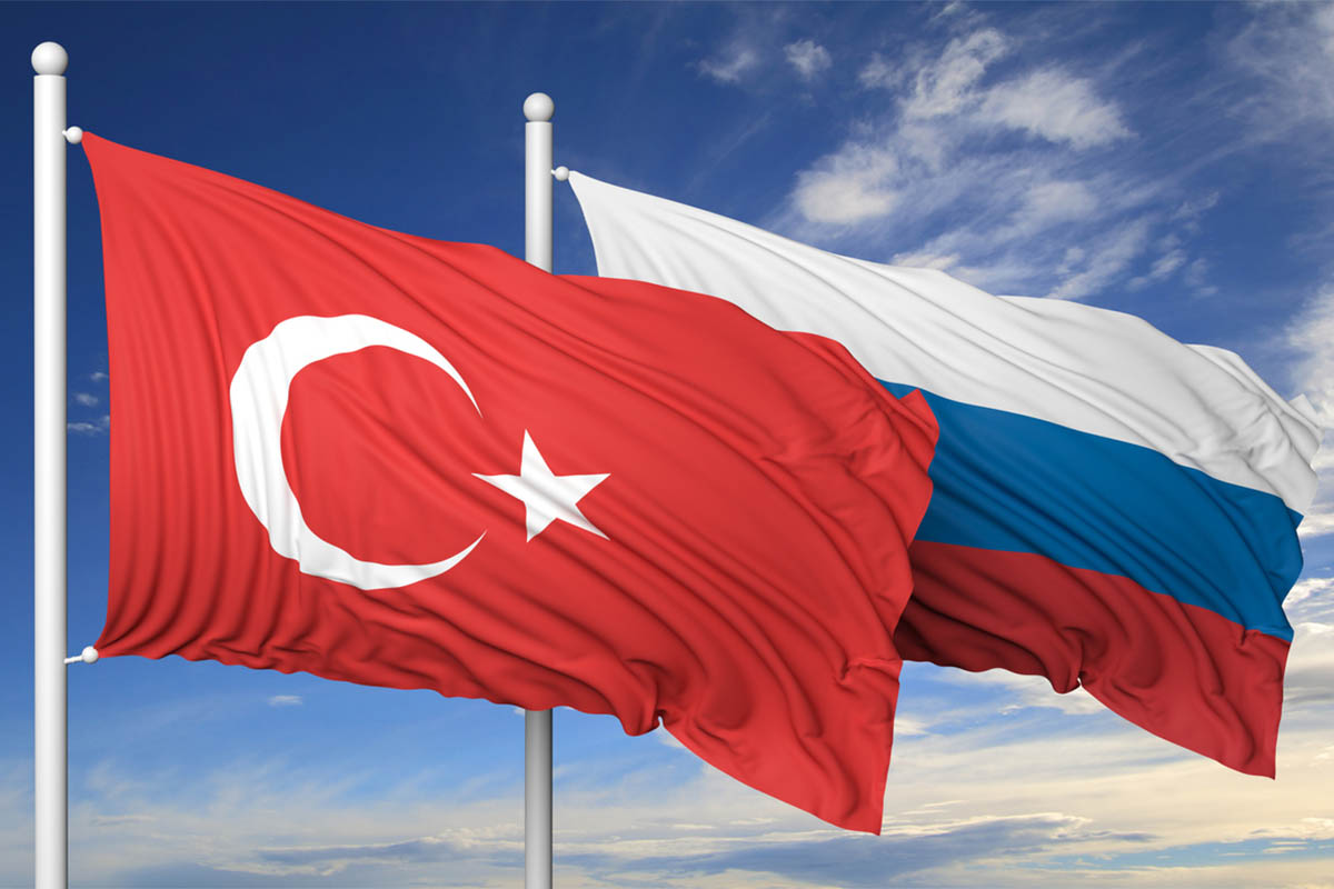Флаги Турции и России. Фото george tsartsianidis по лицензии istockphoto