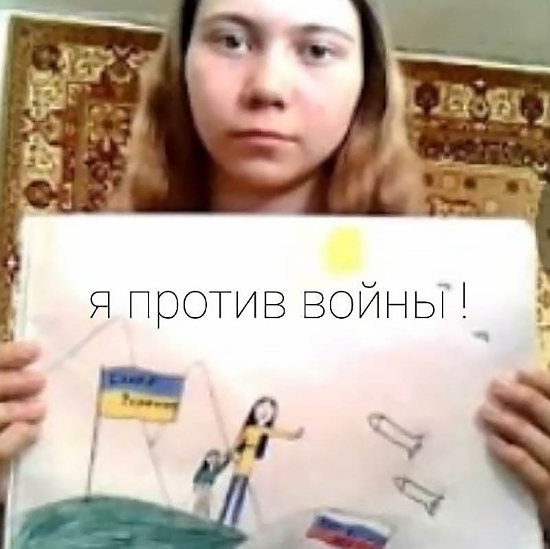 Маша Москалева с антивоенным рисунком. Фото предоставлено отцом Маши.