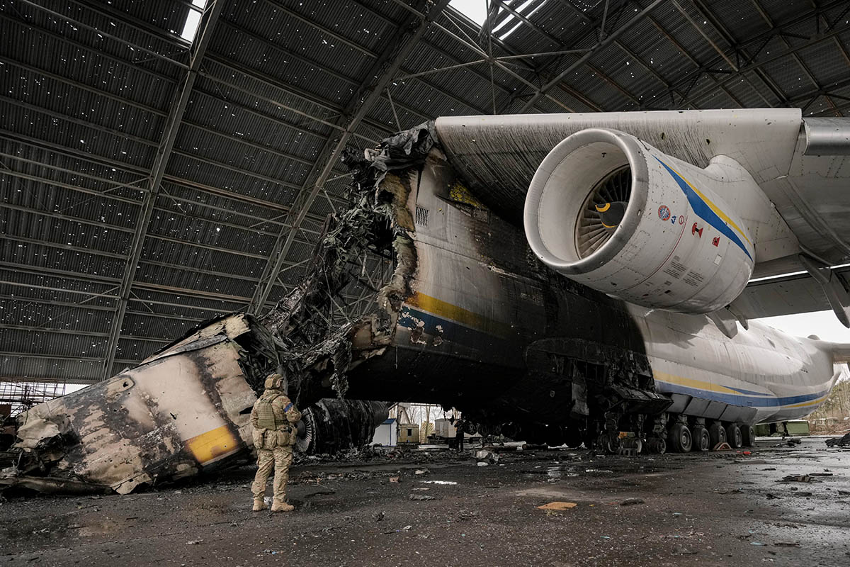 Самолет Ан-225 «Мрия» уничтоженный в аэропорту в Гостомеле, Украина. Фото Vadim Ghirda/AP Photo/Scanpix/LETA