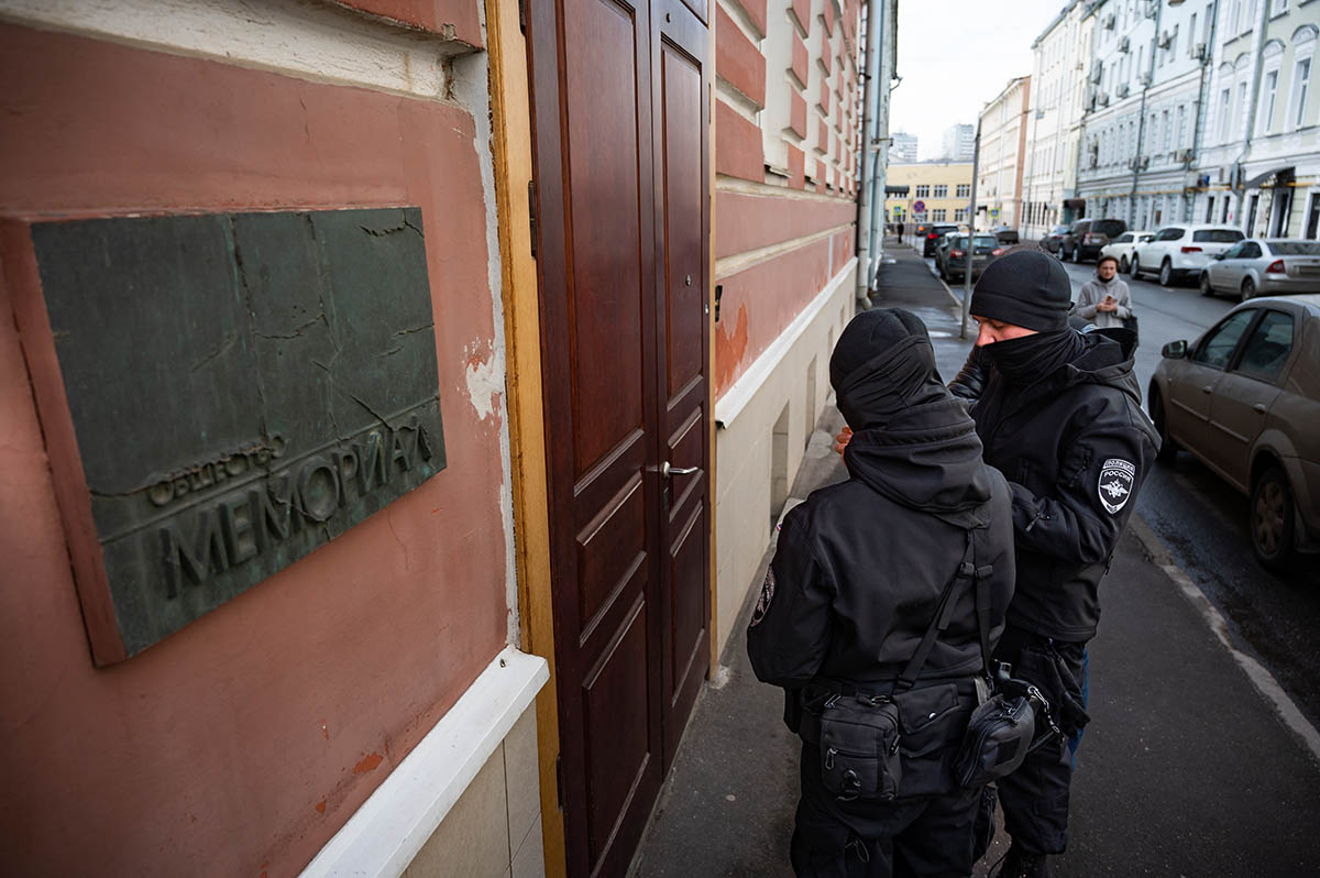 Сотрудники силовых структур входят в офис правозащитной группы «Мемориал» в Москве. Фото AP Photo/Scanpix/Leta