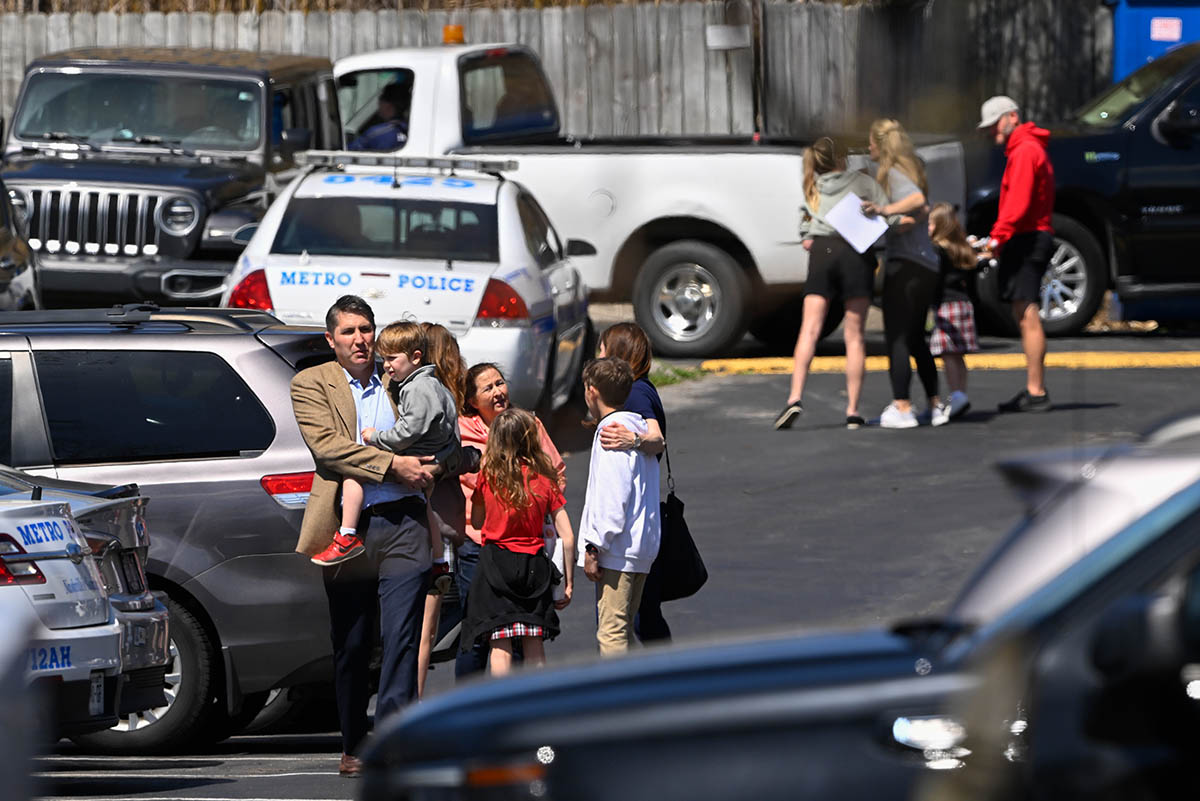 Семьи с детьми возле школы в Нэшвилле. Фото John Amis/AP Photo/Scanpix/LETA