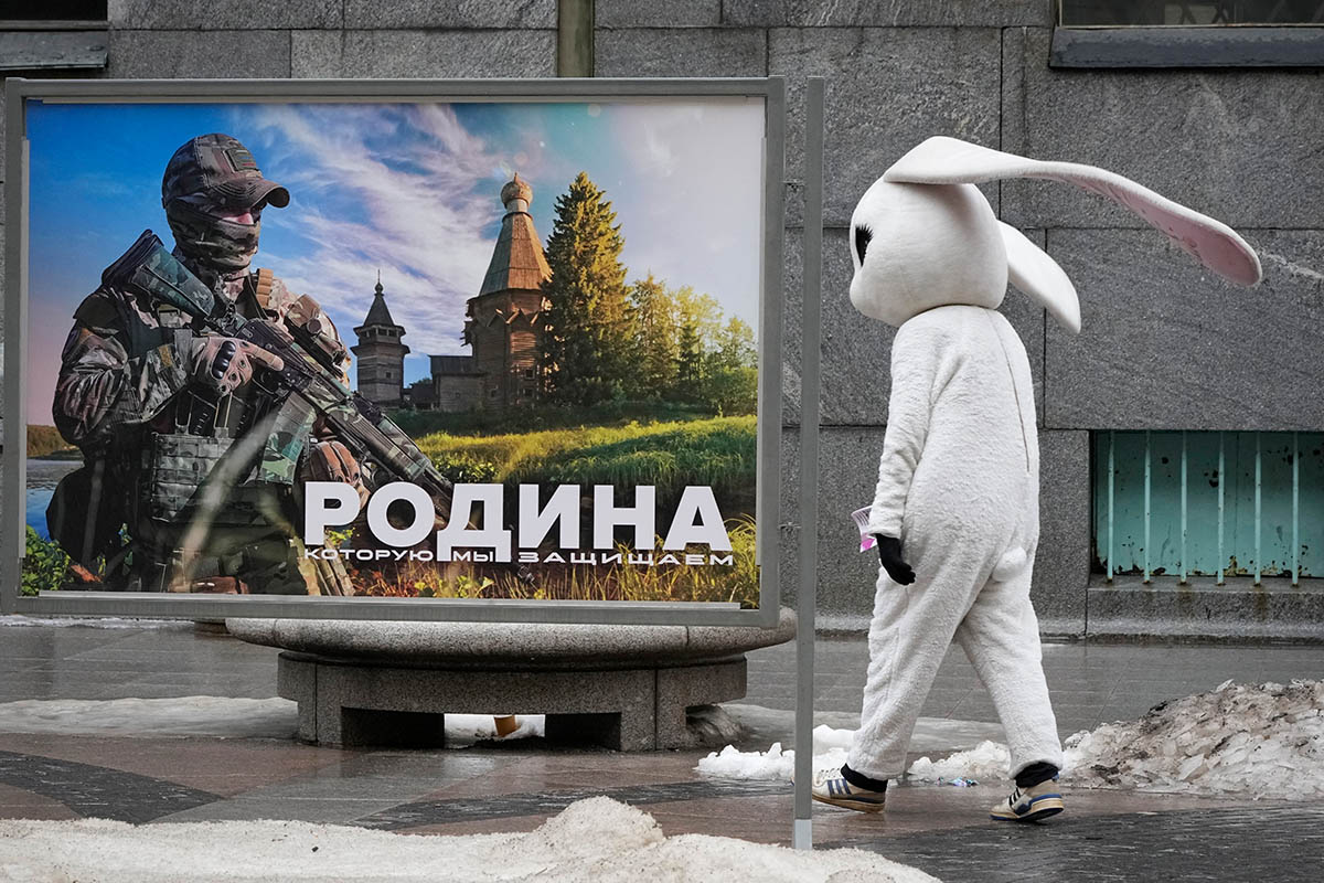 Рекламный щит с изображением солдата и лозунгом «Родина, которую мы защищаем» в Санкт-Петербурге, Россия. Фото AP Photo/Scanpix/LETA