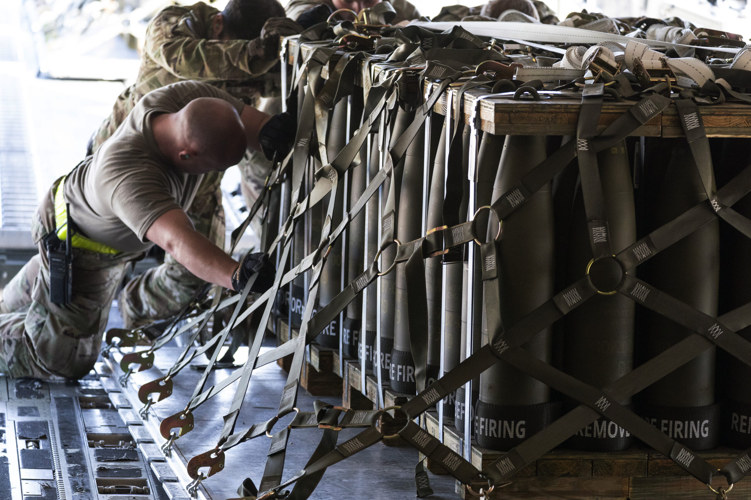 155-миллиметровые снаряды загружают в самолет для поставок в Украину. Фото AP/Алекс Брэндон / Scanpix / LETA.
