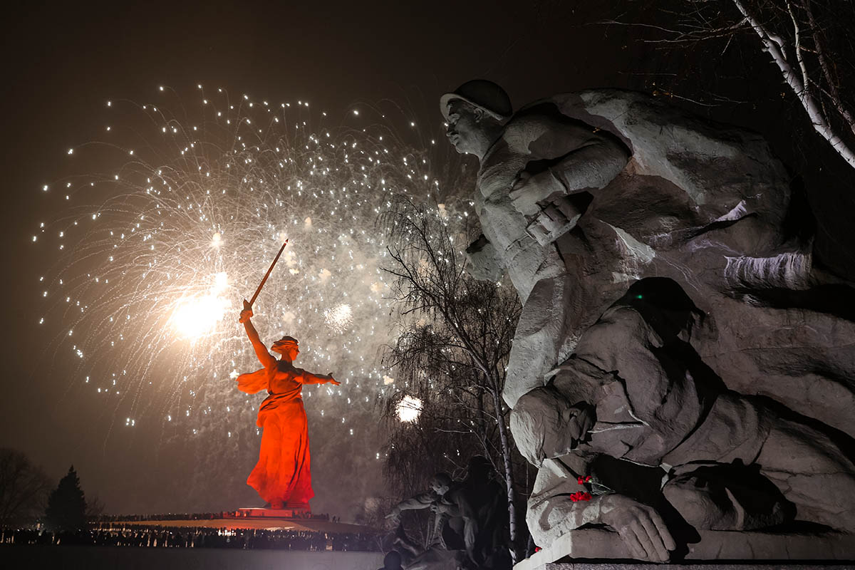 Праздничный салют на Мамаевом кургане, Волгоград. Фото AP Photo/Scanpix/LETA