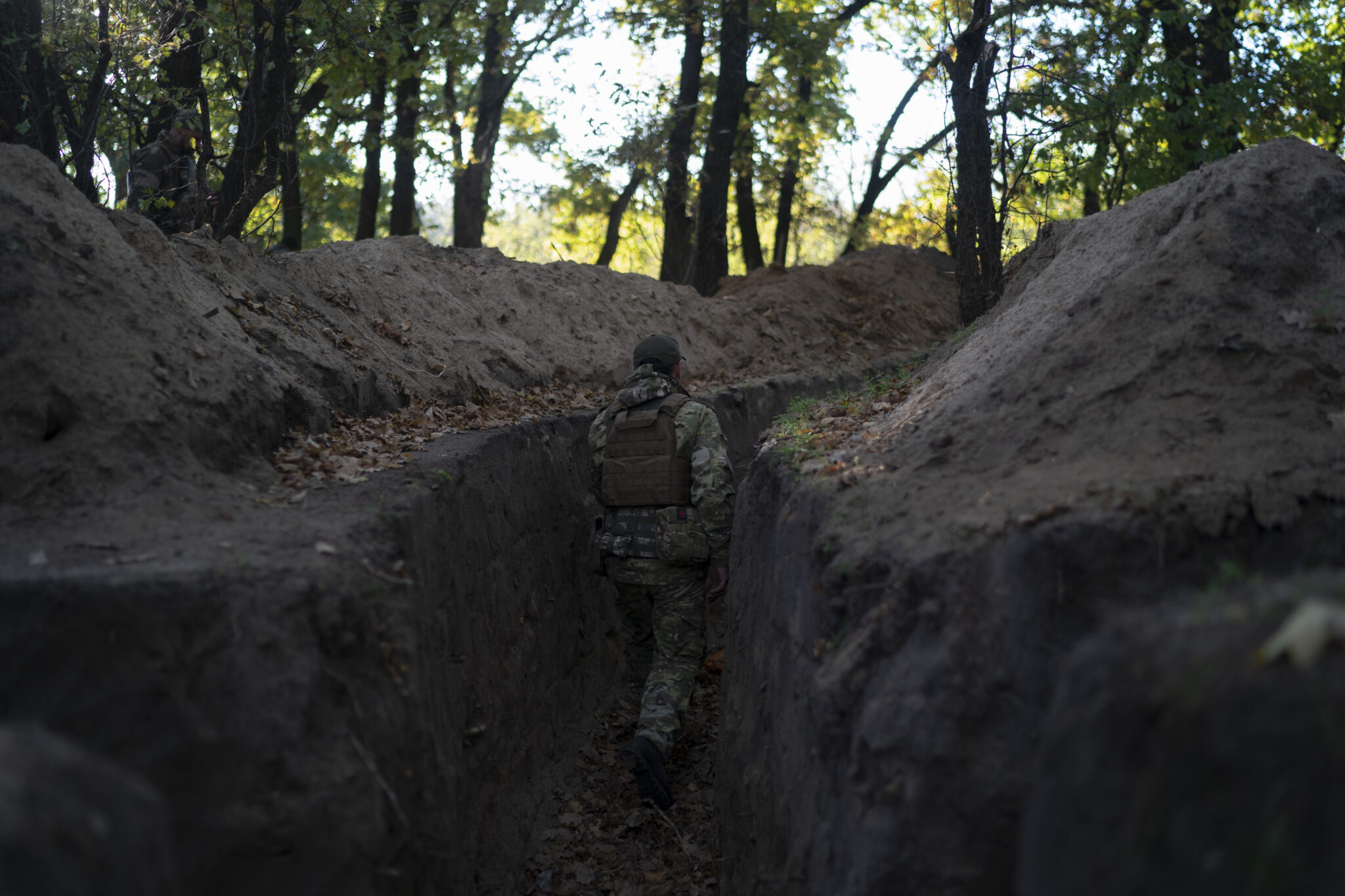 Украинский военный проверяет окоп, вырытый российскими солдатами около Херсона. Фото AP Photo/Leo Correa/Scanpix/Leta