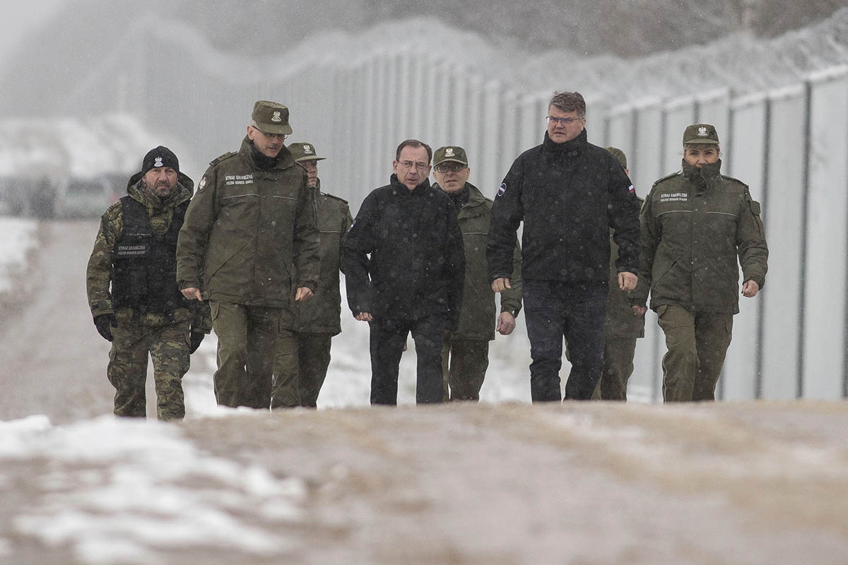 Министр внутренних дел Польши Мариуш Каминский идет вдоль пограничной стены в Номиках. Фото Maciek Luczniewski/AP Photo/Scanpix/LETA
