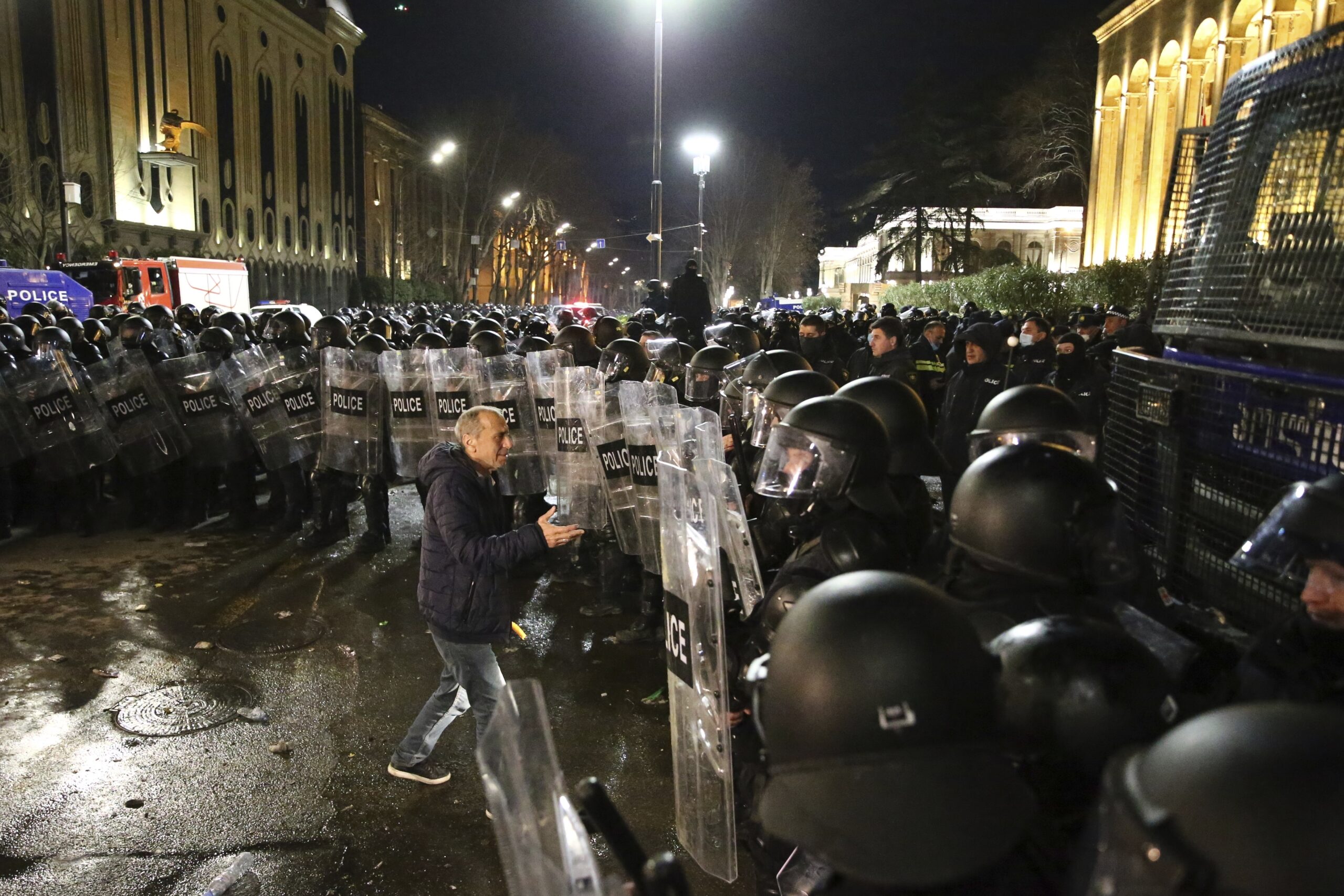 Протестующий пытается поговорить с полицией у здания парламента Грузии в Тбилиси, 8 марта 2023 г. Фото AP Photo/Зураб Церцвадзе/Scanpix/LETA.