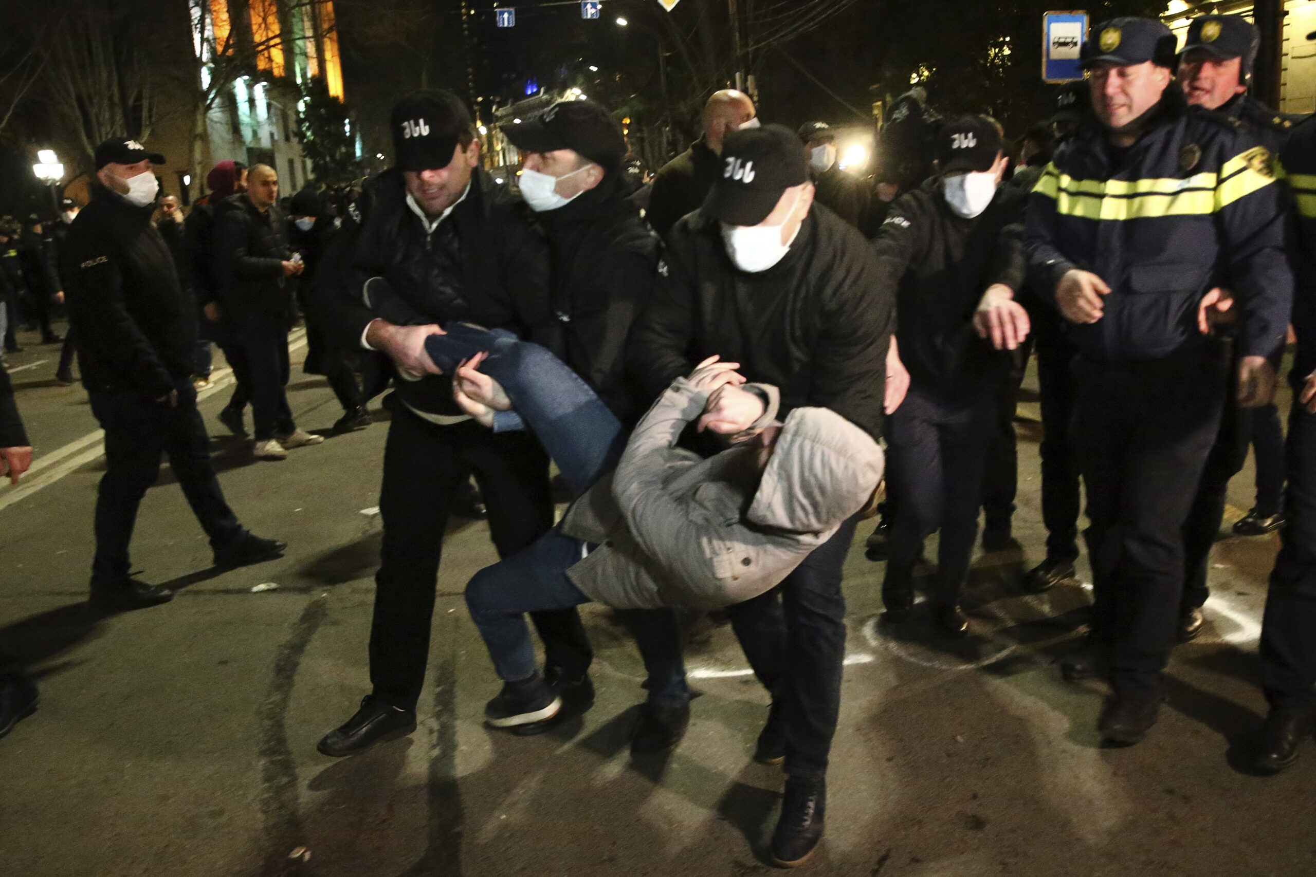 Грузинская полиция задерживает протестующего во время акции протеста у здания парламента Грузии в Тбилиси. Фото AP Photo/Зураб Церцвадзе/Scanpix/LETA.