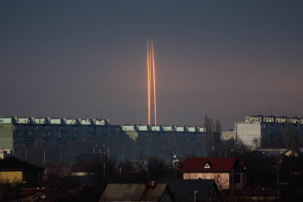 Три российские ракеты, выпущенные по Украине из Белгородской области России, видны на рассвете в Харькове, Украина. 9 марта 2023 года. Фото Vadim Belikov/AP Photo/Scanpix/LETA